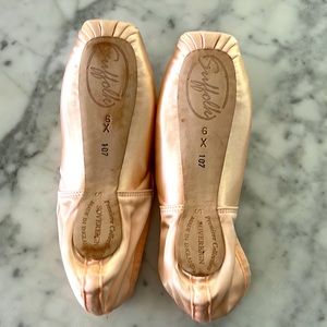NWOT unworn SUFFOLK SOVEREIGN pointe shoes